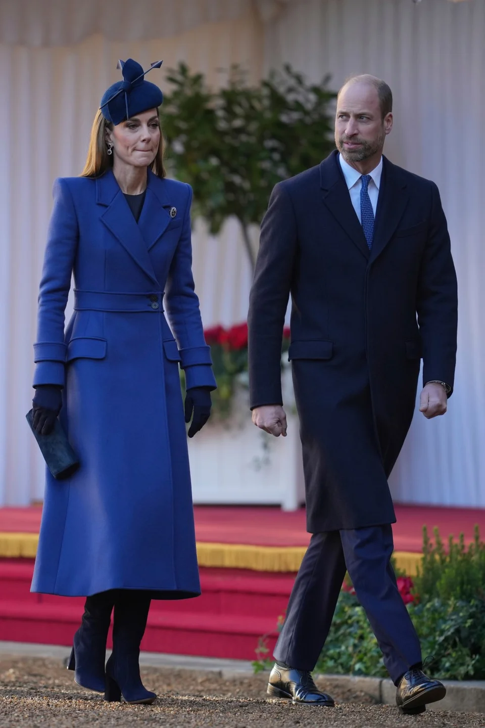 Λίγες ώρες πριν το επίσημο δείπνο, η Κέιτ και ο Γουίλιαμ υποδέχθηκαν το γερμανικό προεδρικό ζεύγος στο αεροδρόμιο Χίθροου. Η πριγκίπισσα επέλεξε ένα μπλε outfit με παλτό Alexander McQueen και φόρεμα Burberry, ενώ οι θαυμαστές της δεν άργησαν να παρατηρήσουν μια λεπτή αλλά αισθητή αλλαγή στο χτένισμά της.