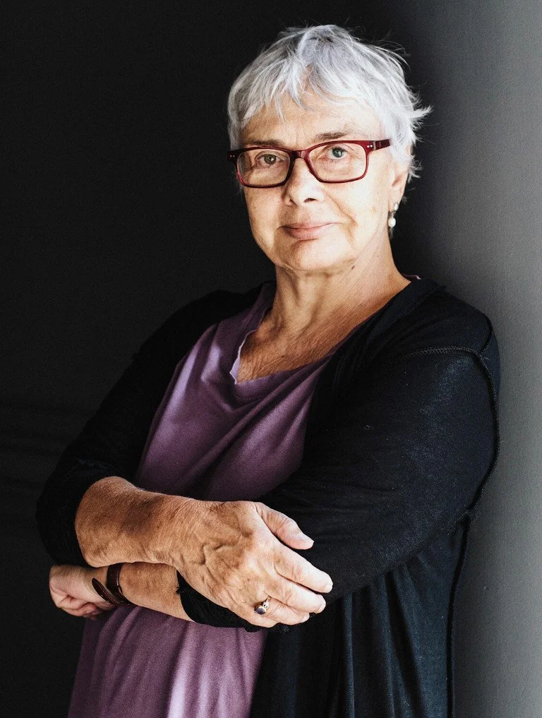 Μία από τις μεγάλες κυρίες του ελληνικού θεάτρου και του κινηματογράφου, και αναμφισβήτητα η σημαντικότερη μορφή του παιδικού θεάτρου στη χώρα, η Ξένια Καλογεροπούλου, μιλά με συγκλονιστική καθαρότητα και ειλικρίνεια για τη ζωή της στα 90 της χρόνια.