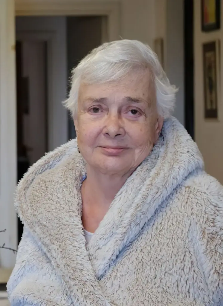 Όταν ερωτάται ποια λέξη προσδιόρισε τη ζωή της, η Ξένια Καλογεροπούλου ξεκαθαρίζει πως οι λέξεις αλλάζουν μαζί με τις φάσεις της ζωής. «Έχω μια ζωή μεγάλης διάρκειας, 90 ετών, που έχει περάσει από διάφορες φάσεις. Και καλές και κακές. Τα πρώτα 12 χρόνια ήταν υπέροχα, αλλά μετά χώρισαν οι γονείς μου – κι αυτό ήταν το πρώτο άσχημο που βίωσα», εξηγεί, τονίζοντας πως δεν έχει παράπονο από τη διαδρομή της, όσο δύσκολη κι αν υπήρξε.