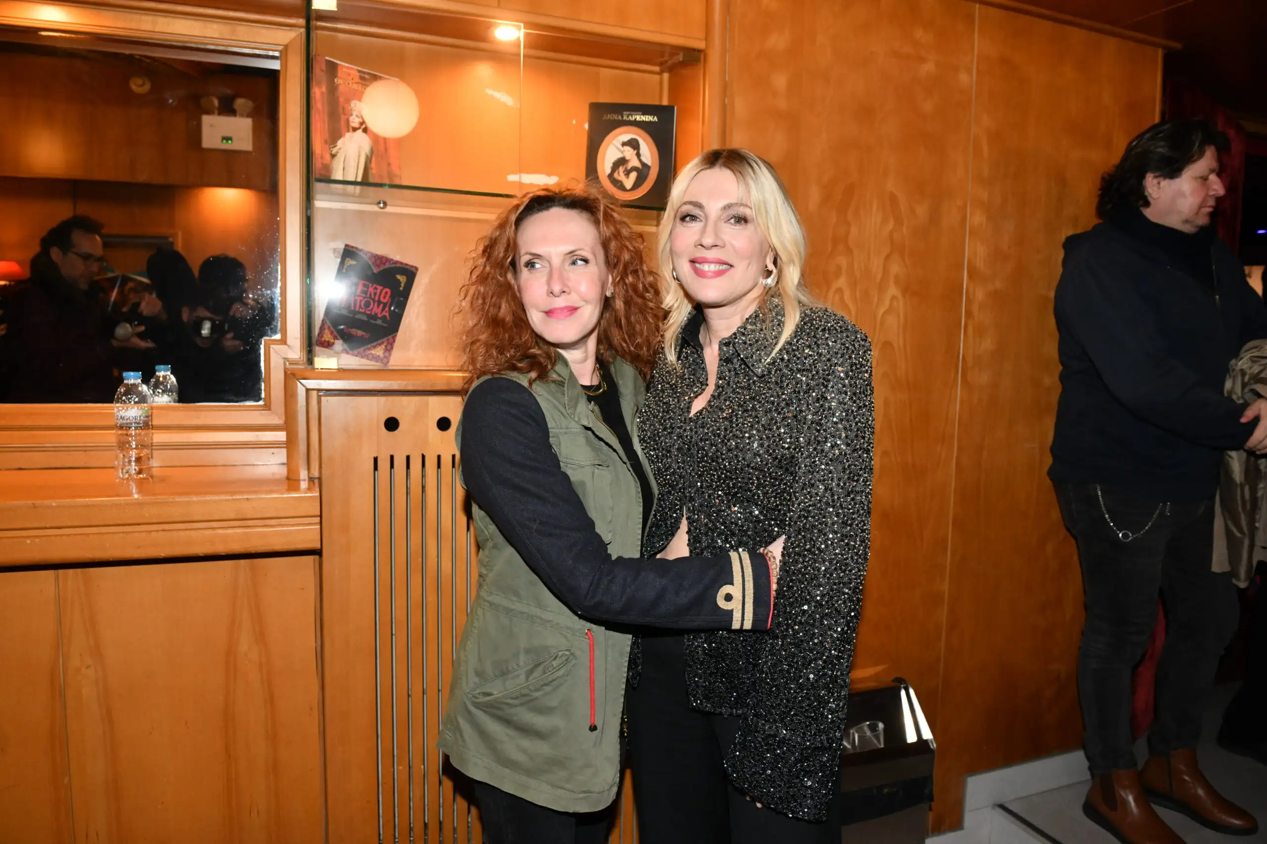 Η Σμαράγδα Καρύδη με την Εβελίνα Παπούλια στην πρεμιέρα του μιούζικαλ «Hotel Amour».