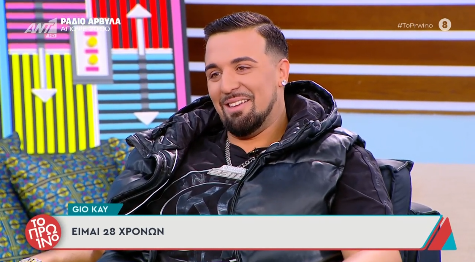 Ο Gio Kay μετά το Survivor 2026 μπαίνει στο J2US και ο Γιώργος Λιάγκας τηλεφώνησε ζωντανά στον Νίκο Κοκλώνη για να μάθει με ποια τραγουδίστρια θα διαγωνιστεί.