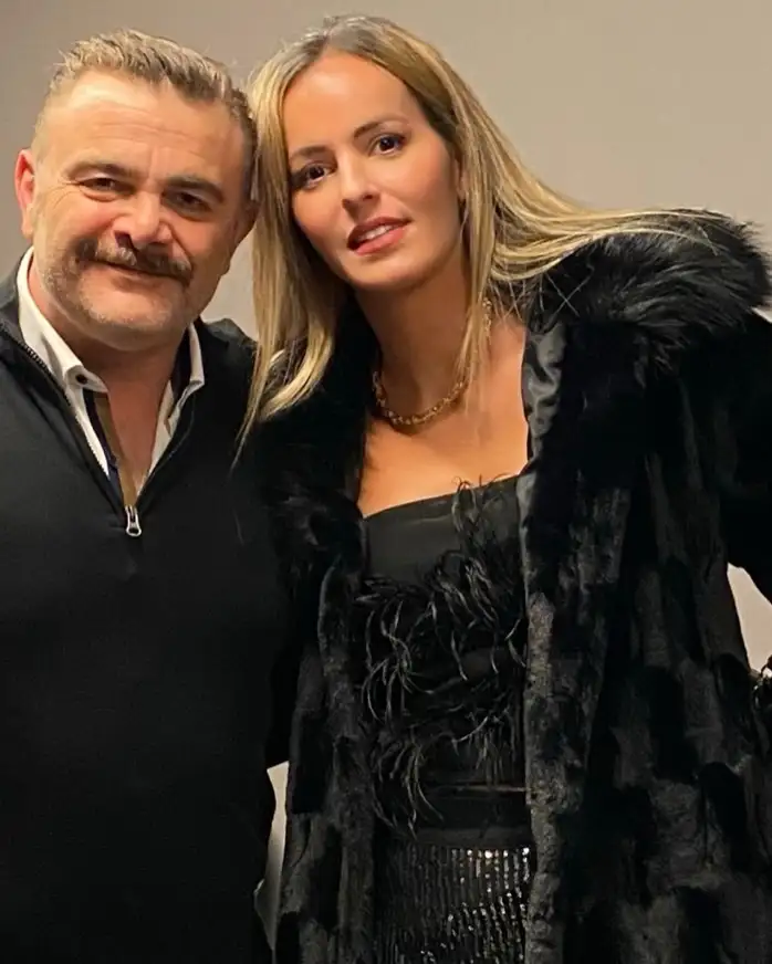 Μακριά από την υπερέκθεση και τις κοσμικές εμφανίσεις, ο Δημήτρης Καπετανάκος ζει εδώ και χρόνια μια σταθερή και χαμηλών τόνων προσωπική ζωή στο πλευρό της Θεοδώρα Ανδρικοπούλου.