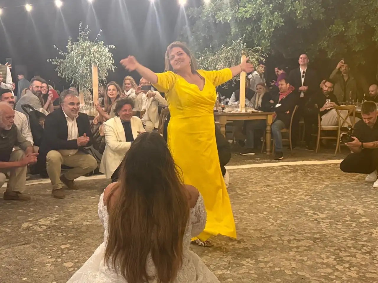 Η Δανάη Μπάρκα και ο Φάνης Μπότσης ενώθηκαν με τα ιερά δεσμά του γάμου το Σάββατο 13 Ιουνίου 2026, στη Μεσσηνία, σε μια τελετή που από τα πρώτα κιόλας στιγμιότυπα είχε έντονο συναίσθημα, οικογενειακή ζεστασιά και ατμόσφαιρα μεγάλης χαράς.