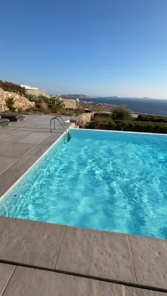 Ο Δημήτρης Αλεξάνδρου και η Ρία Ελληνίδου απολαμβάνουν τη Μύκονο, με το νέο κοινό τους στιγμιότυπο να αποτυπώνει τη χαλαρή πλευρά της σχέσης τους.
